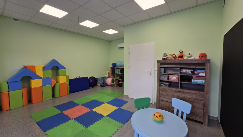 Sala do terapii ręki z wyposażeniem do ćwiczeń